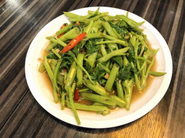 Sıcak tavada Kızarmış Bataklık Lahana masada 