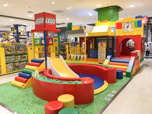 Bangkok Tayland - 3 Mayıs 2019: Merkez Chidlom mağazasında Lego köşesi. Onun alışveriş merkezinde ücretsiz bir faaliyet