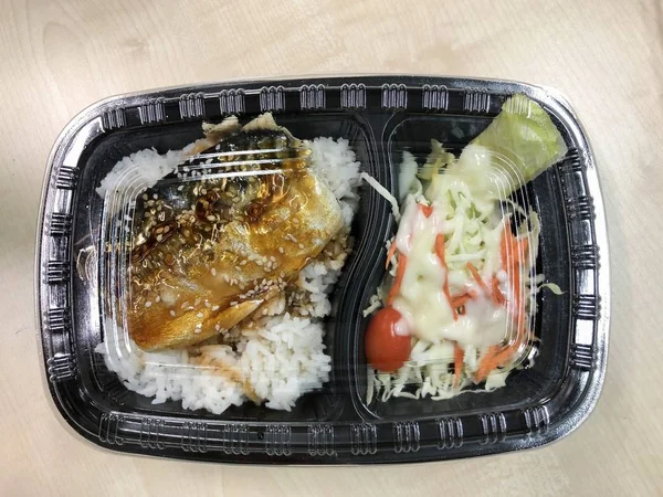 Saba Fisch Gegrillt Mit Teriyaki Sauce Auf Reisschüssel Plastikbehälter — Stockfoto