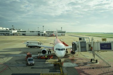Bangkok Tayland - 2 Şubat 2018: uçak, Tay Don Mueang Uluslararası Havalimanı'nda yolcu bekleyen Airasia