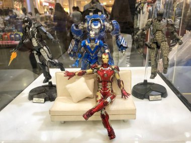 Bangkok Tayland - 26 Mayıs 2019: Orta rama Ii cam ekranda Demir adam heykeli rakam modeli