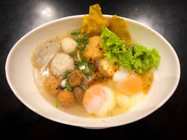 Tom Yum Pork baharatlı çorbası ile haşlanmış yumurta 