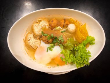 Tom Yum Pork baharatlı çorbası ile haşlanmış yumurta 