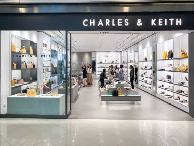Bangkok-Tayland 5 Haziran 2019: birçok kişi Bangkok, Tayland Terminal 21 Alışveriş Merkezi 'nde Charles & Keith mağazasında alışveriş. Terminal 21 Mall, Asok BTS istasyonuna bağlı.