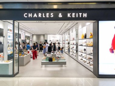 Bangkok-Tayland 5 Haziran 2019: birçok kişi Bangkok, Tayland Terminal 21 Alışveriş Merkezi 'nde Charles & Keith mağazasında alışveriş. Terminal 21 Mall, Asok BTS istasyonuna bağlı.