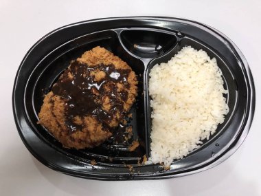 Japon derin kızarmış domuz pirinci (tonkatsu seti) gıda kabında 
