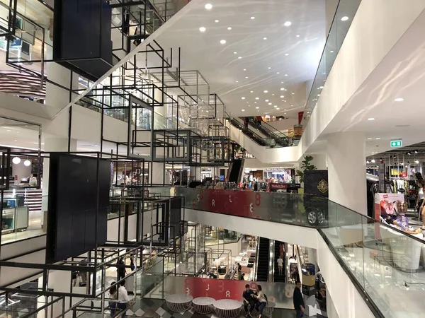 Bangkok Tayland - 20 Haziran 2019: Siam center alışveriş merkezinin içi, Siam Center, Siam Bölgesi'nin en popüler alışveriş merkezlerinden biridir..
