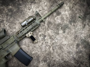 tatlı saldırı tüfeği yere