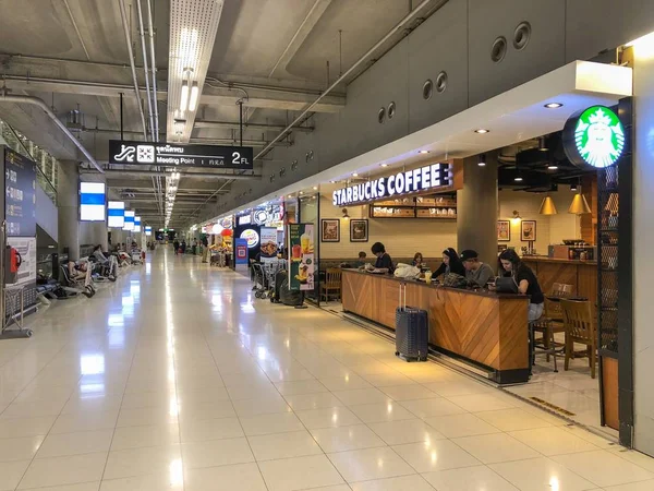 Bangkok Tayland - 28 Haziran 2019: Sabah Suvarnabhumi Havaalanı kapısında Starbucks kahve dükkanı