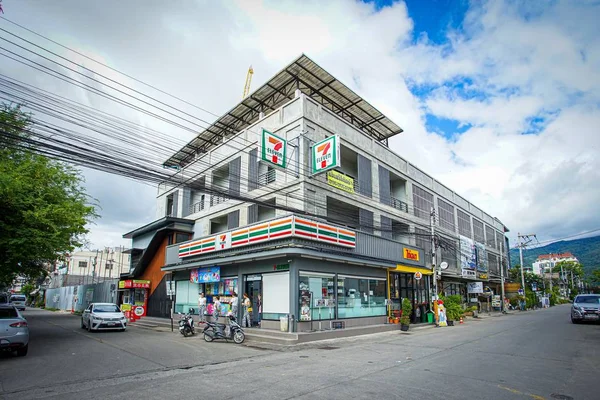 Chiangmai - Tayland 29 Haziran 2019: 7- Chiangmai eyaleti Tayland Nimmanhemin yol kavşağında on bir market