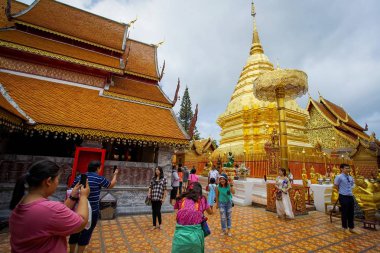 Chiangmai Tayland - 29 Haziran 2019: Birçok kişi Doi Suthep Tapınağı'nda dua gelmek, 1385 yılında kurulan tapınak önemli bir dönüm noktası turistik ilgi olduğunu