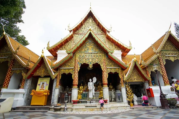 Chiangmai Thailandia Giugno 2019 Molte Persone Vengono Pregare Tempio Doi — Foto Stock