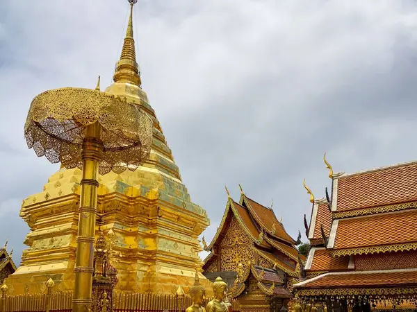 Ват Пхра Тхат Дой Сутхеп Буддист Турист Города Чианг Таиланде — стоковое фото