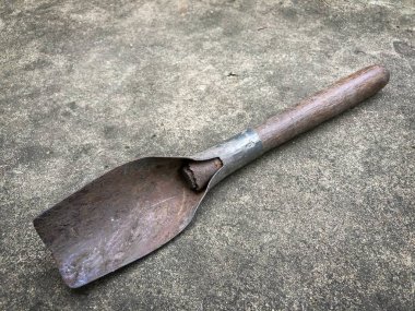 Yerde paslı ile kirli kürek