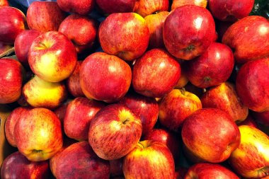 Satılık sepette kırmızı elma