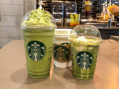 Bangkok Tayland - 15 Ağu 2019: Starbucks kahve dükkanında yeşil çay üç cam fark boyutu