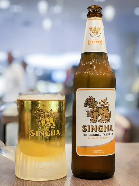 Bangkok Tayland - 21 Ağustos 2019: Restoranda masada soğuk cam ile Singha bira bir şişe