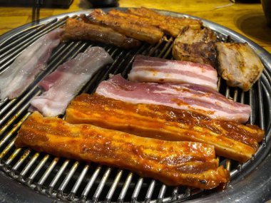 Fırında domuz pastırması ve domuz ızgara.