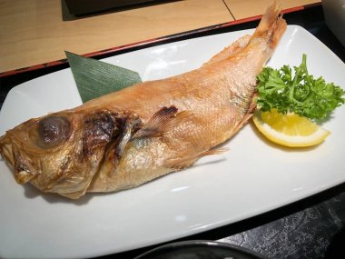 Kinmedai Hiraki balık tabakta ızgara yemeye hazır