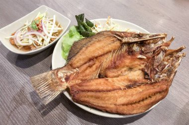 Yemeye hazır soslu bir tabakta kızarmış Snapper balık