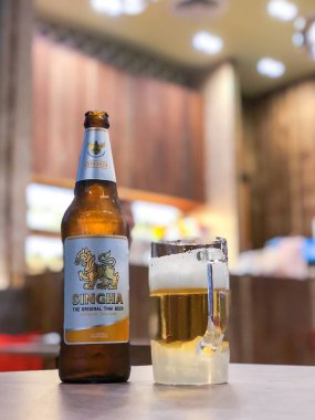 Bangkok Tayland - 2 Eyl 2019: Restoranda masada soğuk cam ile Singha bira bir şişe