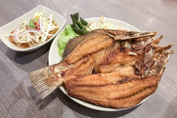 食べる準備ができてソースとプレート上のフライドスナッパー魚 — ストック写真