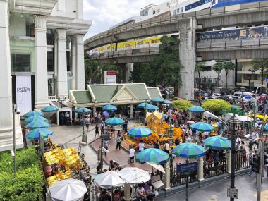 Bangkok Tayland - 07 Eyl 2019: Birçok kişi Bangkok başkenti Ratchaprasong Kavşağı'nda ünlü Erawan türbe saygı dua, Tayland.