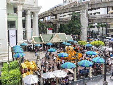 Bangkok Tayland - 07 Eyl 2019: Birçok kişi Bangkok başkenti Ratchaprasong Kavşağı'nda ünlü Erawan türbe saygı dua, Tayland.