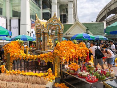 Bangkok Tayland - 07 Eyl 2019: Birçok kişi Bangkok başkenti Ratchaprasong Kavşağı'nda ünlü Erawan türbe saygı dua, Tayland.