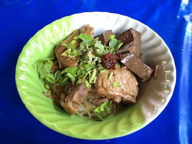 Ördek kanı ile ördek şehriye, Tayland gıda Çin tarzı.