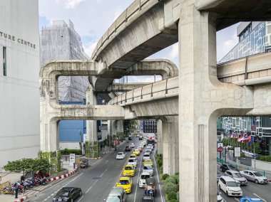 Bangkok Tayland - 13 Ekim 2019: Phatumwan kavşağında trafik sıkışıklığı. Burası Tayland, Bangkok 'taki en ünlü alışveriş alanı.