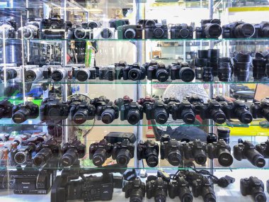 13 Ekim 2019 - Bangkok Tayland: Bangkok Tayland 'daki Mega Plaza Wangburapa alışveriş merkezinde birçok ikinci el kamera ve lens sergileniyor