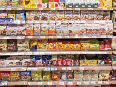 Bangkok Tayland - 22 Ekim 2019: Foodland süpermarketi Sukhumvit 16 şubesindeki süpermarket rafında satışa sunulan birçok çikolata türü