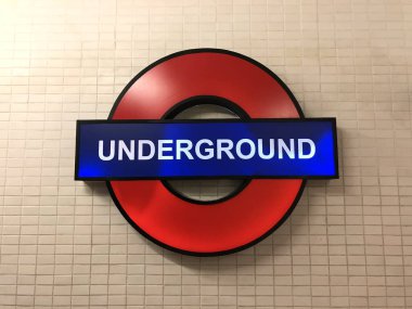 Bangkok Tayland - 25 Ekim 2019: Londra 'da bir metro istasyonu tabelası Bangkok' taki Terminal 21 alışveriş merkezinin duvarında asılı.