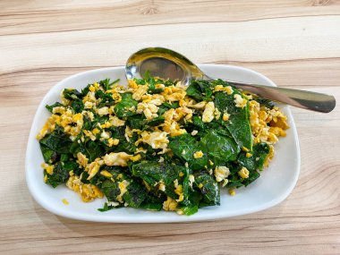 Karıştırılmış Malindjo masada yumurta ile ayrılır, bu menü Tayland 'ın güneyinde favoridir.