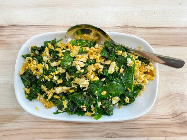 Karıştırılmış Malindjo masada yumurta ile ayrılır, bu menü Tayland 'ın güneyinde favoridir.