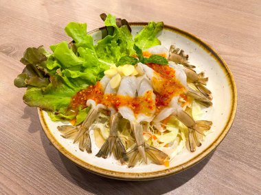 Çiğ karides ve baharatlı sos, deniz ürünleri thailand (balık soslu baharatlı karides)).