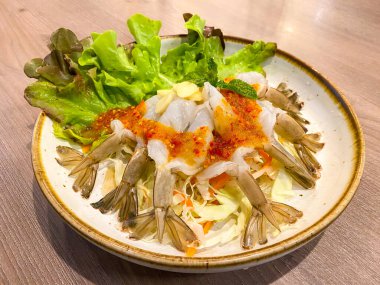 Çiğ karides ve baharatlı sos, deniz ürünleri thailand (balık soslu baharatlı karides)).