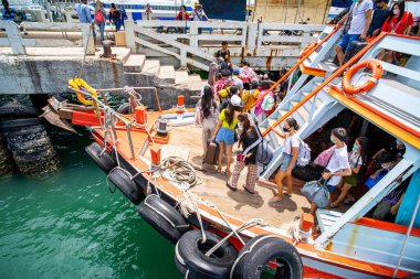 Pattaya Tayland - 11 Temmuz 2020: Birçok insan feribotla Bali Hai İskelesi kıyısına doğru hareket ediyor 