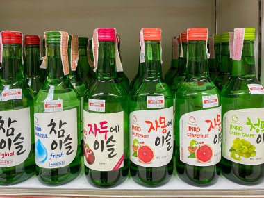 Bangkok Tayland - 01 Sep 2020: Soju 'nun birçok çeşnisi süpermarkette satılık, Soju geleneksel Kore içeceğidir.