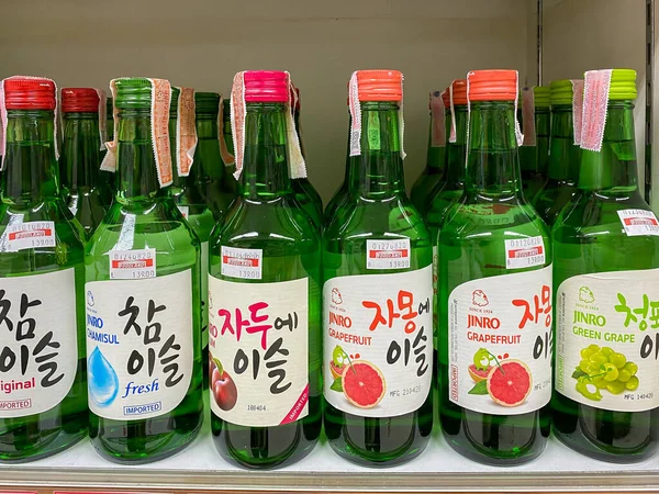 Bangkok Tayland - 01 Sep 2020: Soju 'nun birçok çeşnisi süpermarkette satılık, Soju geleneksel Kore içeceğidir.