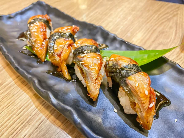 Unagi Nigiri Ιαπωνικό Σούσι Eel Sushi Σερβίρεται Μαύρο Πιάτο — Φωτογραφία Αρχείου