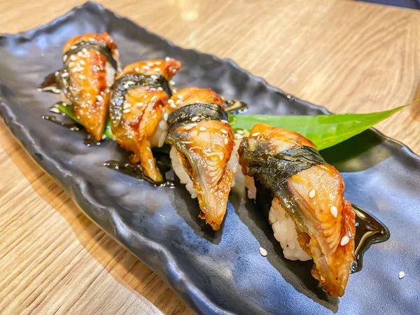 Unagi Nigiri Japon Suşi 'si (Eel Sushi) siyah tabakta servis edilir.