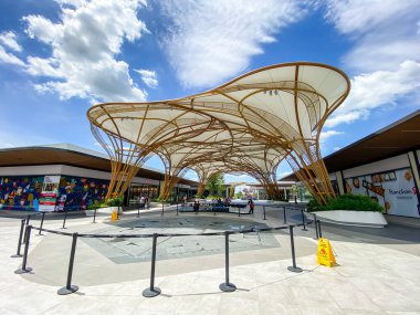 Bangkok Tayland - 27 Sep 2020: Siam Premium Outlets Bangkok, Tayland 'ın yeni alışveriş alanı Suvarnabhumi Havaalanı yakınlarındaki dünyanın lüks markalarının merkezi.
