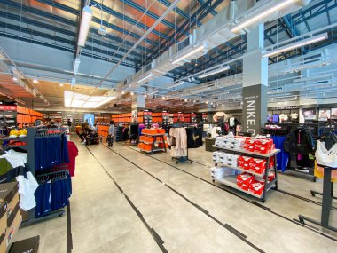 Bangkok Tayland - 27 Sep 2020: Siam Premium Outlets 'teki Adidas mağazasından alışveriş yapan birçok kişi, burası Tayland' ın yeni alışveriş alanı.