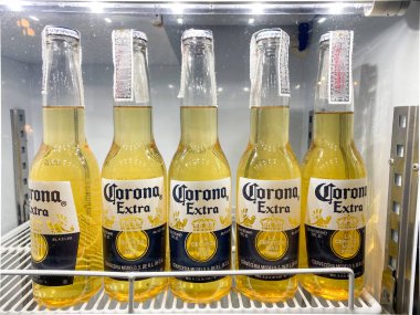 Bangkok Tayland - 3 Ekim 2020: Corona Extra birası süpermarkette raflarda. Corona Extra, Meksika 'dan üretilen soluk renkli bir bira.