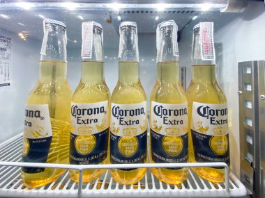 Bangkok Tayland - 3 Ekim 2020: Corona Extra birası süpermarkette raflarda. Corona Extra, Meksika 'dan üretilen soluk renkli bir bira.