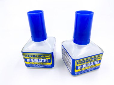 Bangkok Tayland - 11 Ekim 2020: Beyaz arka planda model çıkartması için bir şişe mark ayarlayıcı, Bay Mark Setter çıkartmalarla kullanılmak üzere tasarlanmış yumuşatıcı (slayt izleri).)