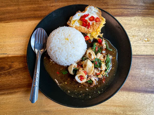 Arroz Cubierto Con Calamares Salteados Albahaca Con Huevo Frito — Foto de Stock