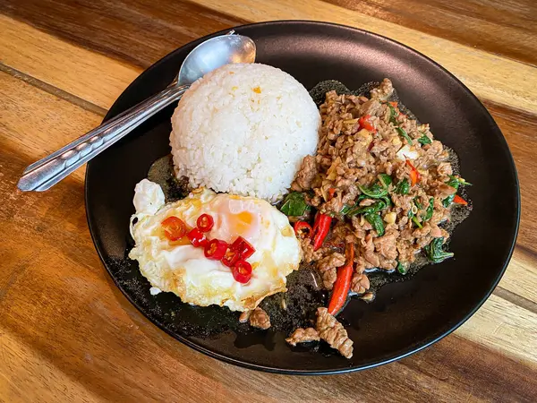 Arroz Coberto Com Carne Frita Manjericão Com Ovo Frito — Fotografia de Stock